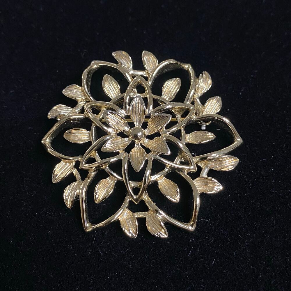 Vintage 1962 Sarah Coventry "Peta-Lure" Gold Tone Openwork Floral Brooch 1.75